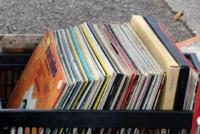 Kiste mit Schallplatten – gefragte Artikel im Reselling-Bereich.